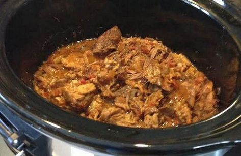 There is nothing like a Portuguese bun (papo-seco) or a roll piled high with with tender, juicy and tasty Portuguese pulled pork (Caçoila). Portuguese Cacoila Recipe, Cacoila Recipe, Italian Pot Roast, Crockpot Cooking, Bean Stew, Pork Tenderloin Recipes, Easy Italian, Stuffed Pork Tenderloin, Portuguese Recipes