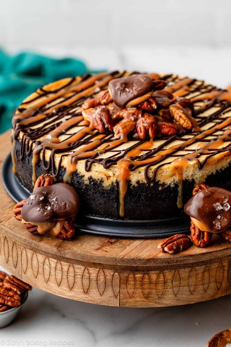 Caramel Turtle Cheesecake - Sally's Baking Addiction Caramel Turtle Cheesecake, Turtle Candies, Chocolate Caramel Cheesecake, Hanukkah Desserts, Thanksgiving Cheesecake, Caramel Pecans, Turtle Cheesecake Recipes, Caramel Pecan Cheesecake, Turtle Cheesecake