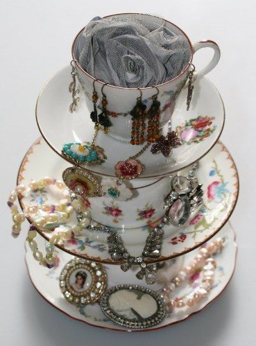 Stylish jewellery storage ideas. go to a faux leather storage box to your dressing table. Put your earrings in a dedicated box. pick a upholding jewellery holder. #jewellery...ideas Tea Cup Jewelry, Diy Tea, Vintage Thrift Stores, Teacup Crafts, Jewerly Displays, Diy Jewelry Display, Tea Cups And Saucers, Boutique Ideas, Upcycling Ideas