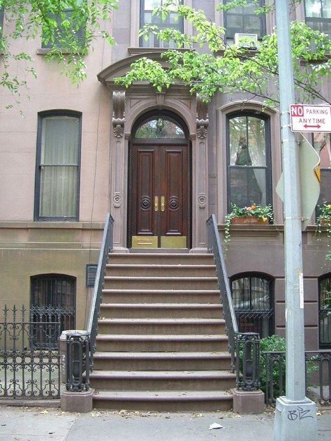 Carrie Bradshaw's front door Carrie Bradshaw Apartment, Famous Houses, Movie Locations, New York City Apartment, Walter White, Greenwich Village, West Village, City Apartment, Adventure Tours