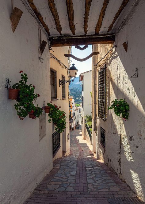 20 Most Beautiful Andalucian White Villages in Spain - The Globetrotting Teacher Spanish Village, Blanes Spain, Spain Village Aesthetic, Spain Villages, White Villages Spain, Mijas Pueblo Spain, Spain Streets, Hiking Routes, Cadiz