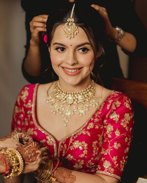 Simple Bridal Makeup, Bindi Designs, Indian Bride Makeup, Indian Wedding Bride, Indian Bridal Photos, Wedding Lehenga Designs, Indian Bride Outfits, Bridal Makeup Wedding, Indian Bridal Lehenga