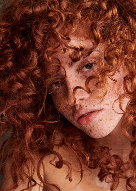 Woman With Freckles, Pretty Red Hair, Red Hair Freckles, Women With Freckles, Beautiful Freckles, Pretty Redhead, Red Curly Hair, Freckles Girl, Natural Models