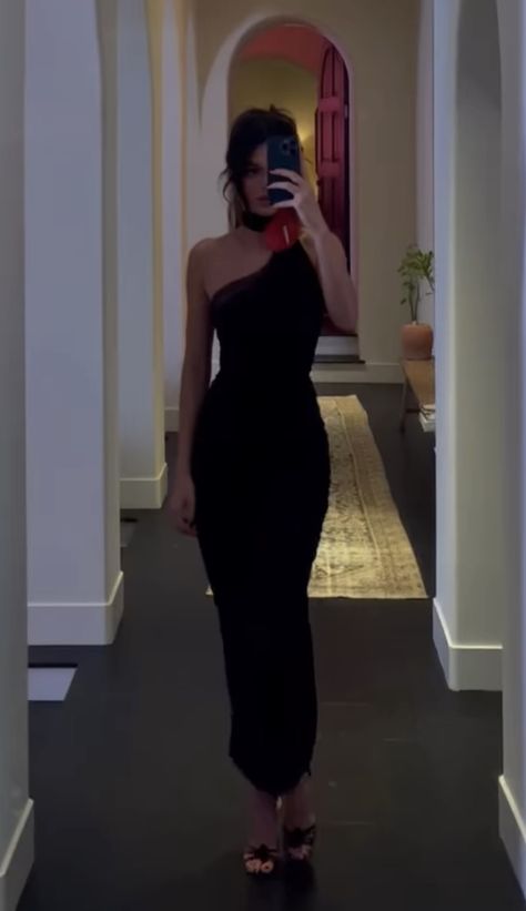 Old Money Event Outfit, Black Dress Kendall Jenner, Kendall Jenner Aesthetic, Kendall Jenner Dress, Black Dresses Classy, Kendall Style, Bella Hadid Style, Kendall Jenner Outfits, Jenner Outfits