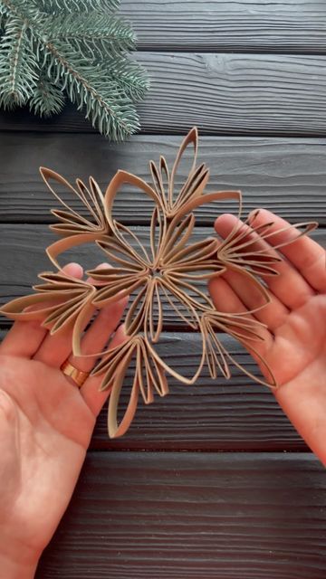 3-d Paper Snowflakes Diy, Christmas Decor Ideas Snowflakes, Snowflake Paper Diy, Sapin Noel Diy, Paper Snowflakes Decorations, Christmas Diy Snowflakes, 3d Snowflakes How To Make, 3d Snowflake Diy, Diy Paper Snowflakes Easy