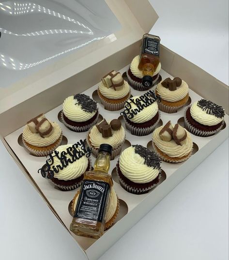 Whiskey Cupcakes Design, 21st Birthday Cupcakes Alcohol, Dewars Whisky Cake, Alcohol Theme Cupcakes, 30th Bday Cupcakes For Men, 40th Birthday Cupcake Cakes For Men, 20th Birthday Cupcakes For Him, Cupcakes With Liquor Bottles, 25th Birthday Cupcakes For Him