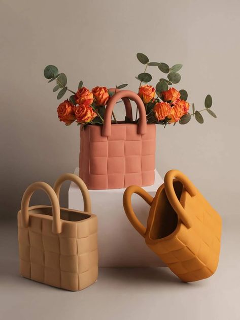 1pc Bag Shaped Flower Vase | SHEIN Modern Handbag, Cerámica Ideas, Decorated Flower Pots, Handmade Ceramics Vase, Woven Handbags, Grid Style, Modern Vase, Ceramic Flowers, Woven Bag