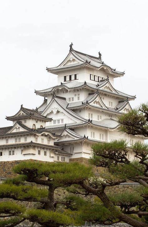 A castle with a unique architectural paint among other castles. One of the castles with its original structure. Himeji Castle, Japan Architecture, Japanese Castle, Japanese Garden Design, Garden Design Layout, Magic Garden, Japon Illustration, Japanese Landscape, Backyard Garden Design