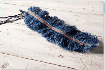 Sewing can be so fun and that is exactly what this project is! This denim feather is a fast and easy project, not to mention great for beginners! It's also a great way to use up denim scraps or to make use of that old pair of blue jeans that no longer fit. These denim... Make Feathers, Beautiful Feathers, Denim Scraps, Start Sewing, Free Sewing Pattern, Feather Pattern, Peacock Feather, Sewing Patterns Free, Free Sewing