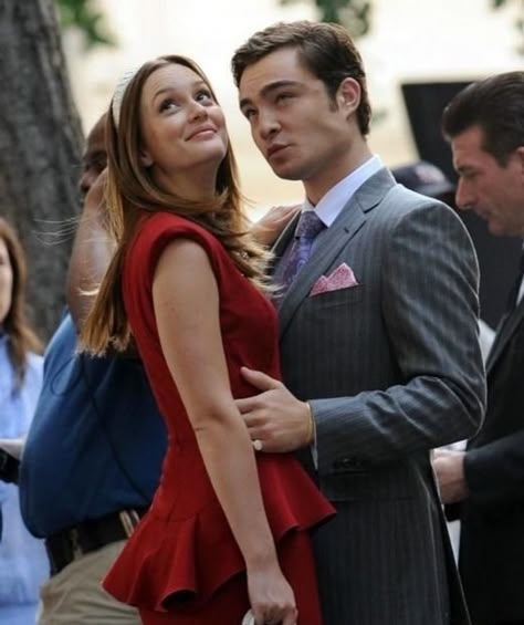 7 On-Screen Couples Who Wouldn’t Have Ended Up Together in Real Life Chuck Y Blair, Sandy And Danny, Blair And Serena, Rachel Friends, Stile Blair Waldorf, Gossip Girl Blair, Ross And Rachel, Chuck Blair, Chuck And Blair