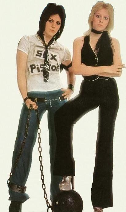 Joan Jett en Cherie Currie Cherie The Runaways, The Runaways Joan Jett, Cherrie Currie The Runaways, The Runaways Outfits, Joan Jett The Runaways, Cherie Currie, Johnny Rotten, Lita Ford, Short Grunge Hair