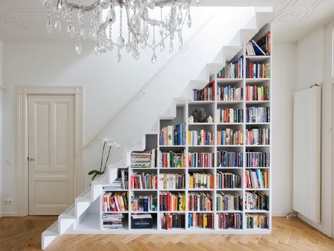 Organizing Your Home: Tips on Making the Best Use of Every Space! Bookcase Stairs, Staircase Bookshelf, Stair Bookshelf, تحت الدرج, Stair Shelves, درج السلم, Beautiful Bookshelf, Bibliotheque Design, Organization Inspiration