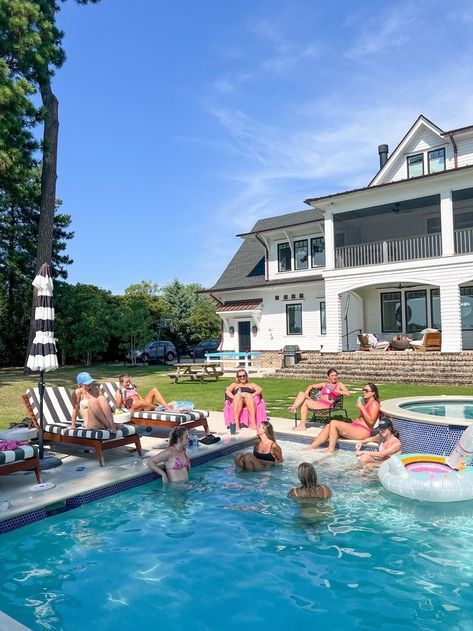 East Coast Lifestyle, Summer In The Hamptons Aesthetic, Rich Pool, Beach House Party, The Hamptons Aesthetic, Hampton Aesthetic, Coastal Grandmother Aesthetic, Coastal Granddaughter Aesthetic, Aesthetic Beachy