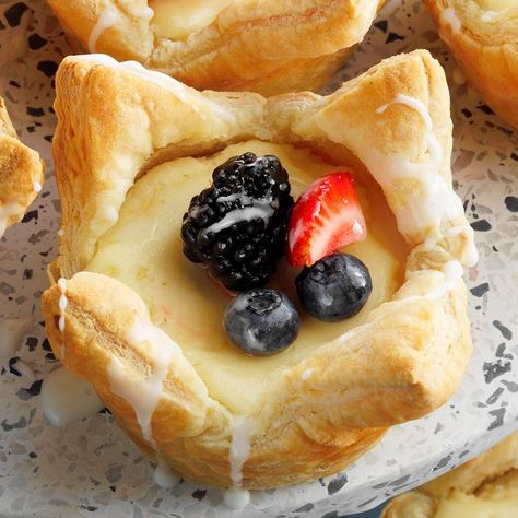 Cheesecake Crowns Easy Puff Pastry Recipe, Potluck Desserts, Easy Puff Pastry, Impressive Desserts, Elegant Desserts, Homemade Apple Pies, Puff Pastry Recipes, Chocolate Almonds, Pastry Recipes