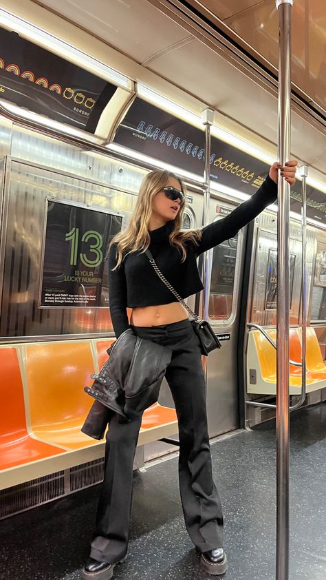 New York Subway Pictures, Metro Rail Photoshoot, Nyc Picture Ideas Aesthetic, Train Shoot Photo Ideas, Train Poses Instagram, Nyc Train Photoshoot, Subway Instagram Pictures, Train Instagram Pictures, Subway Pics Aesthetic