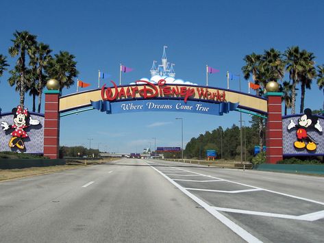 Disney World Entrance, Disneyland Orlando, Disneyland Entrance, Disney World Aesthetic, Disney Word, Disney Sign, Disney World Christmas, Disney World Tickets, Disney Orlando