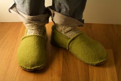 Cosy Slippers From Your Old Woolly Jumper : 11 Steps (with Pictures) - Instructables How To Make Slippers, Wooly Jumper, Diy Slippers, Recycled Sweaters, Recycled Sweater, Old Sweater, Felted Slippers, Wool Projects, Wool Slippers