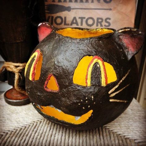 Vintage Halloween Crafts, Paper Mache Halloween, Halloween Paper Mache, Halloween Antiques, Paper Mache Pumpkins, Vintage Paper Mache, Halloween Creatures, Craft Halloween, Halloween Folk Art