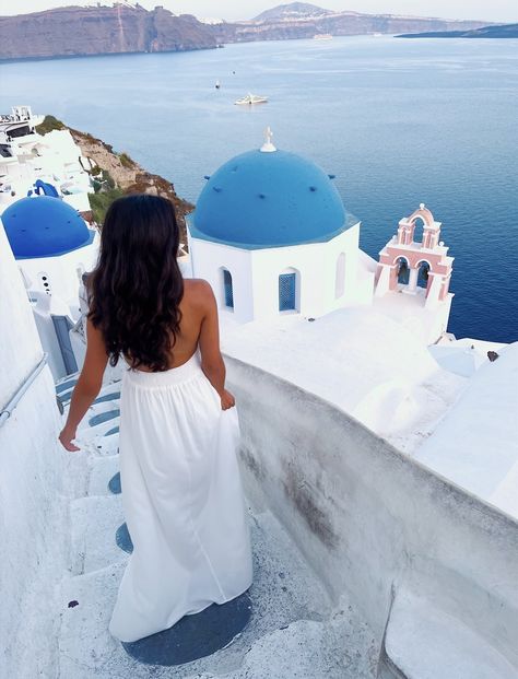 Pictures In Santorini, Santorini Poses Ideas, Greece Moodboard Aesthetic, Santorini Greece Instagram Pictures, Santorini Instagram Pictures, Greece Dress Aesthetic, Greece Photo Inspiration, Aesthetic Greece Pictures, Santorini Picture Ideas