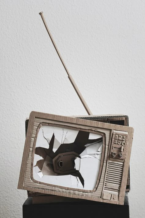 Cardboard Sculptures, Cardboard Art Sculpture, Cardboard Props, Tv Head, Cardboard Sculpture, Cardboard Art, German Art, High School Art, Arte Inspo