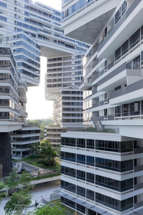 The Interlace by Ole Scheeren Ole Scheeren, Singapore Architecture, Villa Architecture, Architecture Cool, Architecture Unique, World Architecture Festival, Residential Complex, Amazing Buildings, Unique Buildings