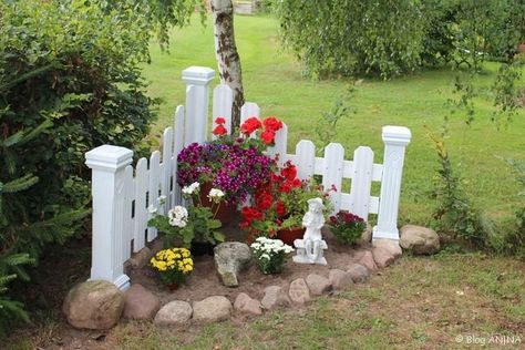 Memorial Garden Ideas, Corner Landscaping, Cheap Landscaping, Cheap Landscaping Ideas, Small Fence, Diy Fence, Building A Fence, White Picket Fence, Fence Landscaping