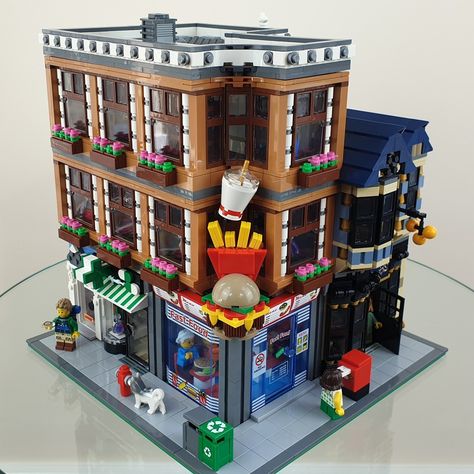 Lego Modular Buildings, Lego City Ideas, Indoor Climbing Wall, Lego Juniors, Lego Village, Lego Houses, Lego Town, Lego Buildings, Lego Modular