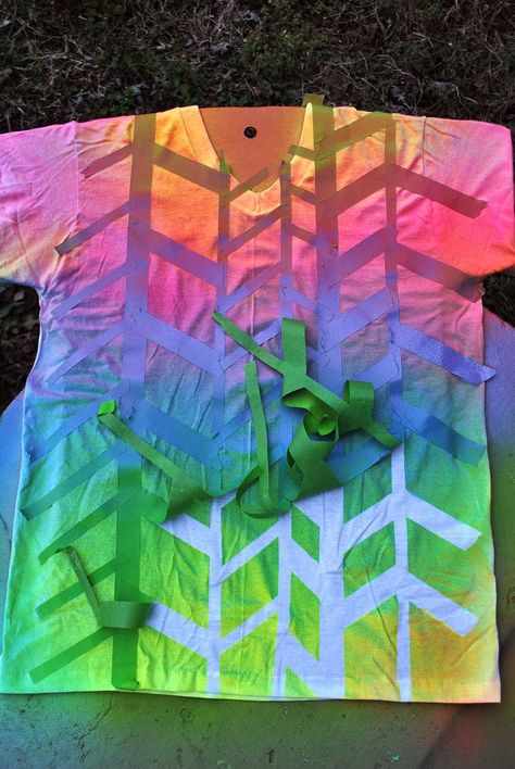 the DIY: SPRAY PAINTED T-SHIRT Spray Paint Shirt, Neon Patterns, Paint Shirt, Fabric Spray Paint, Sewing Activities, Painted T Shirt, Summer Boredom, Fabric Decoration, Spray Paint Colors