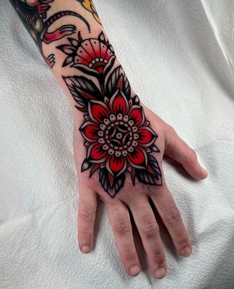 Traditional Hand Tattoo, Old School Tattoos, Thumb Tattoos, Traditional Tattoo Inspiration, Traditional Tattoo Flowers, Crow Tattoo, Spooky Tattoos, Foot Tattoo, Hand Tattoo