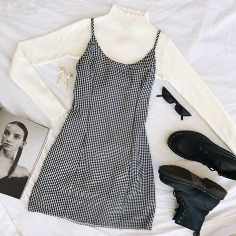 Outfit Escuela, Influencer Outfit, Grunge Outfits Winter, Doc Martens Outfit, Look Grunge, Flirty Outfits, Millennials Fashion, Look Retro, Valentine's Day Outfit