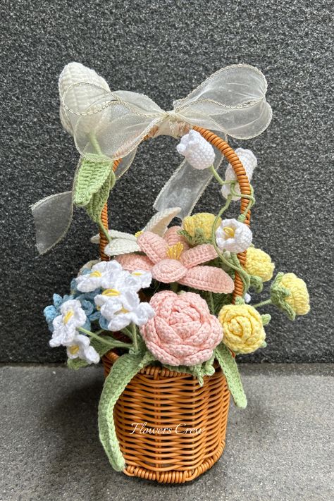 crochet flower basket Flower Basket Crochet, Trendy Crochet Projects, Crochet Flower Basket, Crochet Small Flower, Bouquet Crochet, Small Roses, Crochet Flowers Easy, Most Popular Flowers, Flower Bouquet Diy