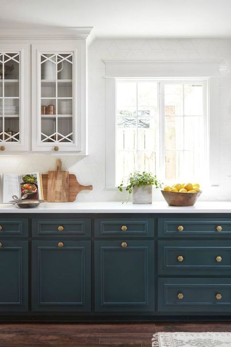 ciao! newport beach: the joanna gaines & jennifer lopez project Dark Blue Kitchen Cabinets, Dark Blue Kitchens, Серая Кухня, Kabinet Dapur, Blue Kitchen Cabinets, Bright Kitchens, New Kitchen Cabinets, Blue Cabinets, Design Seeds