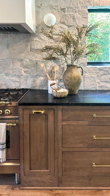 Natural Stone Backsplash Kitchen, Home Bathroom Design, Natural Wood Cabinets, Natural Stone Backsplash, Stone Backsplash Kitchen, Shaped Kitchen, Apartment Goals, Brown Cabinets, Stone Backsplash