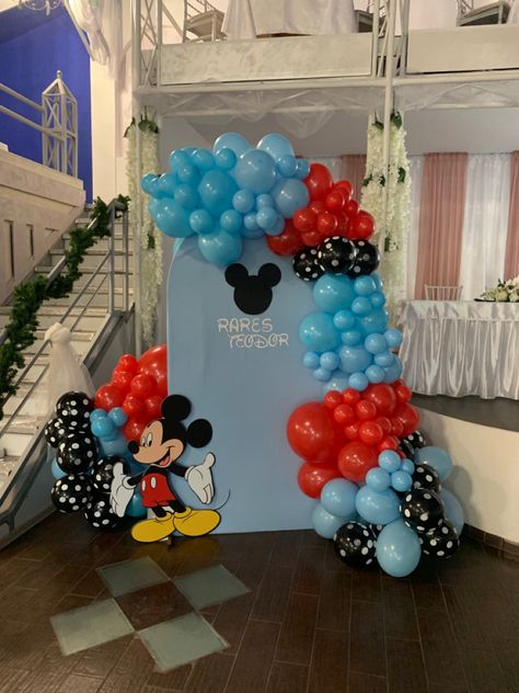 Mickey Mouse Balloon Arch, Mickey Mouse Theme Party, Mickey Mouse Birthday Decorations, Mickey First Birthday, Minnie Mouse Birthday Party Decorations, Mickey Mouse Themed Birthday Party, Fiesta Mickey Mouse, Mickey Mouse Balloons, Mickey Mouse First Birthday