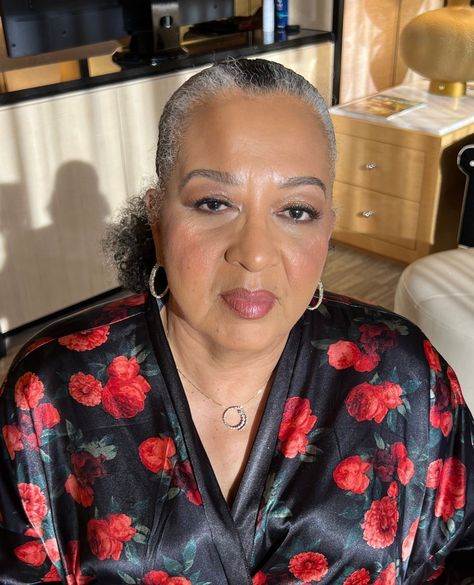 Mother Of The Groom Make Up Over 50, Make Up Mother Of The Bride, Mother Of The Bride Makeup Over 50 Brown Eyes, Grandma Makeup, Hair Makeup Wedding, Mother Of Bride Makeup, Hair And Makeup Wedding, Mom Makeup, Daytime Glam