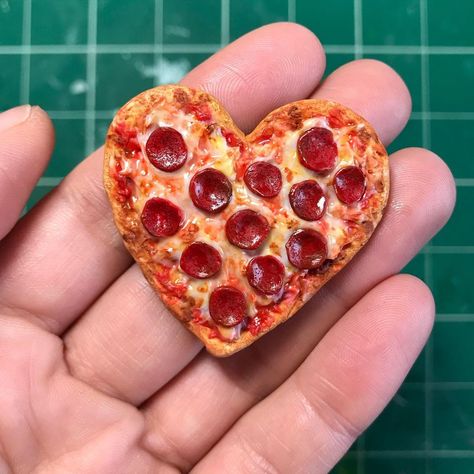 @nicmakesthings_ on Instagram: “Pizza but make it heart shaped for Valentine’s Day 💝Day 7 of #100daysofminiatures #sculpey #minifood” Valentines Clay Ideas, Polymer Magnets, Clay Draping, Pizza Jewelry, Magnet Ideas, Ceramic Magnets, Diy Magnets, Diy Pottery Painting, Aesthetic House