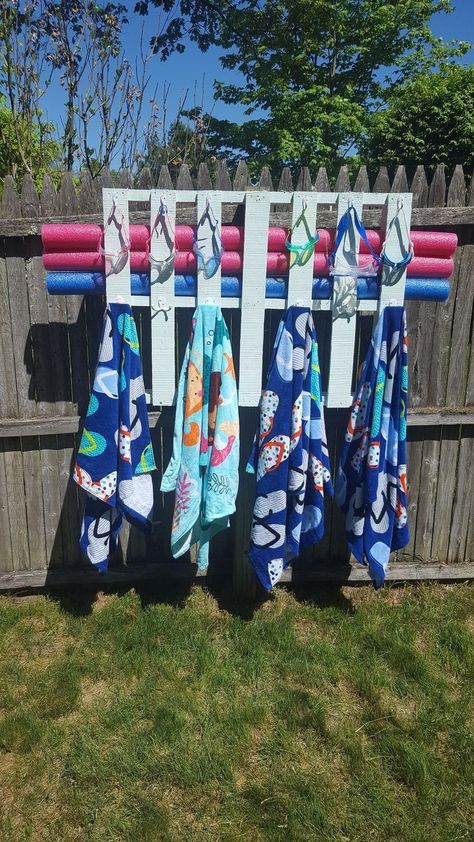 Pool Tool Organizer, Pallet Fence Around Pool, Pool Items Storage Ideas, Pallet Towel Rack Pool, Pallet Projects For Pool Area, Above Ground Pool Storage Ideas, Pool Cover Holder Diy, Pool Changing Area, Pallet Pool Ideas