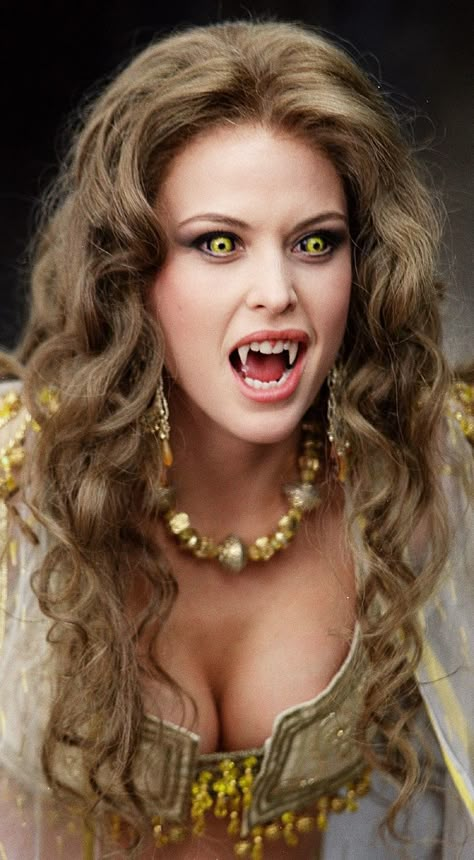 Josie Maran as Marishka in Van Helsing. Dracula's Brides, Vampire Bride, Hot Vampires, Female Vampire, Josie Maran, Vampires And Werewolves, Vampire Girls, Gothic Vampire, Vampire Art