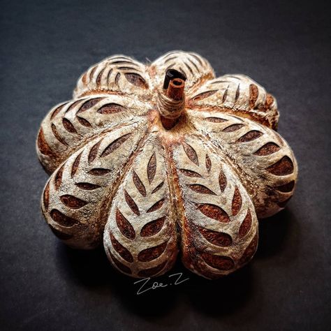 Pumpkin leaf scored bread --Zoe (@zoe.zhuhui) Spelt Bread Recipe, Bread Cloche, Thanksgiving Tradition, Color Recipe, Spelt Bread, Bread Sourdough, Orange Frosting, Crostini Recipes, Thanksgiving 2020