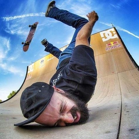 Skater Memes, Skateboard Memes, Skateboard Pictures, Skate Photos, Skateboard Photography, Perspective Photography, Longboard Skateboard, Perfectly Timed Photos, Anatomy Poses