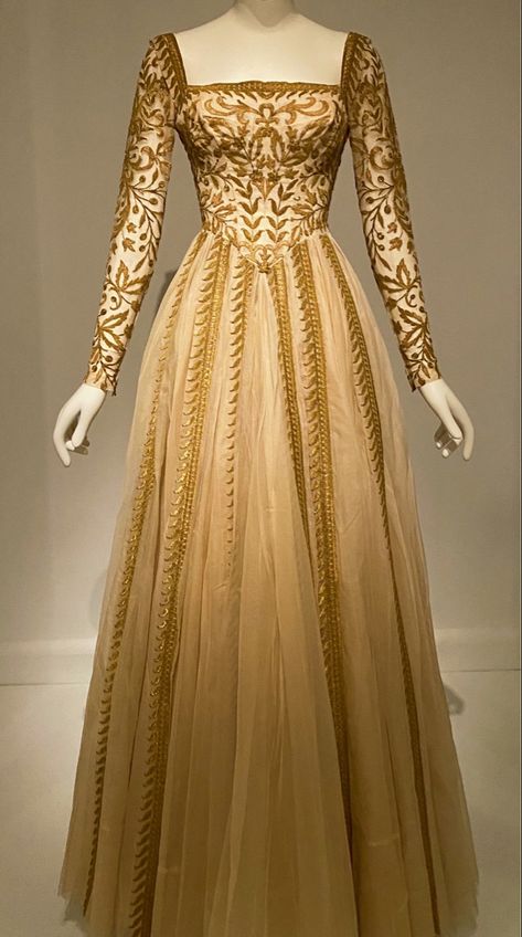 Medieval Gold Dress, Tudor Inspired Dress, Lannister Dress Gowns, Medieval Formal Dress, Medieval Gown Aesthetic, Bronze Medieval Dress, Gold Fantasy Gown, Medevil Outfits Women Royal, Medieval Royalty Dress