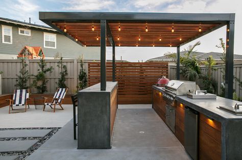 Landscape Bbq Area, Rooftop Bbq Area, Bbq Zone Outdoor Spaces, Small Pool And Outdoor Kitchen Ideas, Outdoor Kitchen And Dining Area, Bbq Area Ideas Outdoor Modern, Aesthetic Barbeque, Outdoor Bbq Kitchen Modern, Pergola Bbq Area