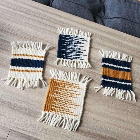 Woven Coasters Diy, Weaving Coasters, Diy Wall Hanging Yarn, Mini Weaving, Tapestry Loom Weaving, Simple Weaving, Tapestry Loom, Weaving Loom Diy, Peg Loom