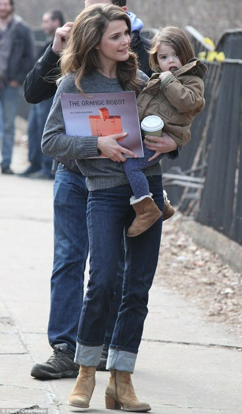 Doting mom: Keri cuddled her two-year-old daughter Willa on the set of The Americans in New York City last Tuesday Kerry Russell, Keri Russell Style, Pregnant Outfit, Keri Russell, The Americans, Confident Style, Fashion Project, Celebrity Street Style, Mom Style