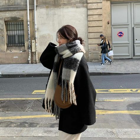 fddd7938a71db5f81fcc621673ab67b7desc38505315ri Black Coat Scarf, Aesthetic Muffler, Korean Scarf Style, Muffler Aesthetic, Big Scarf Aesthetic, Winter Scarf Aesthetic, Muffler Outfit, Big Scarf Outfit, Korean Scarf