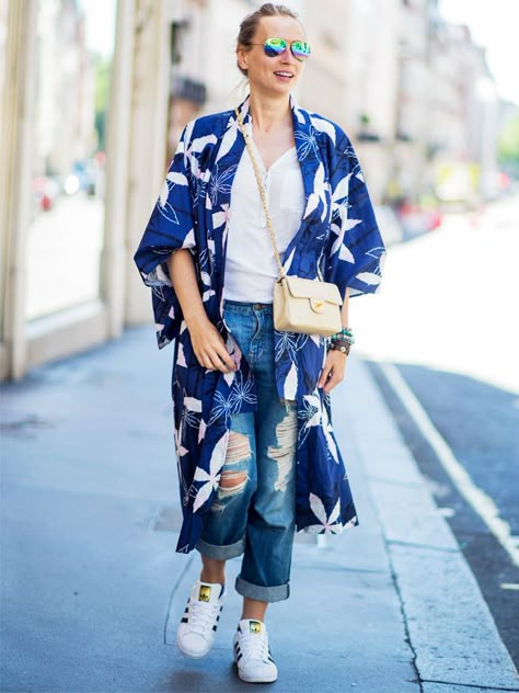 From workwear to the weekend—here are five fresh ways to wear your favourite Adidas Superstar trainers this summer. Kimono Street Style, Look Kimono, Superstar Outfit, Kimono Outfits, How To Wear Sneakers, London Fashion Week Mens, Kimono Outfit, Look Jean, Mode Kimono