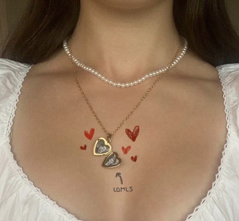 Heart Locket Necklace, Heart Locket, Gilmore Girls, Locket Necklace, Red Lips, Hopeless Romantic, Out Of Style, Louis Tomlinson, Locket