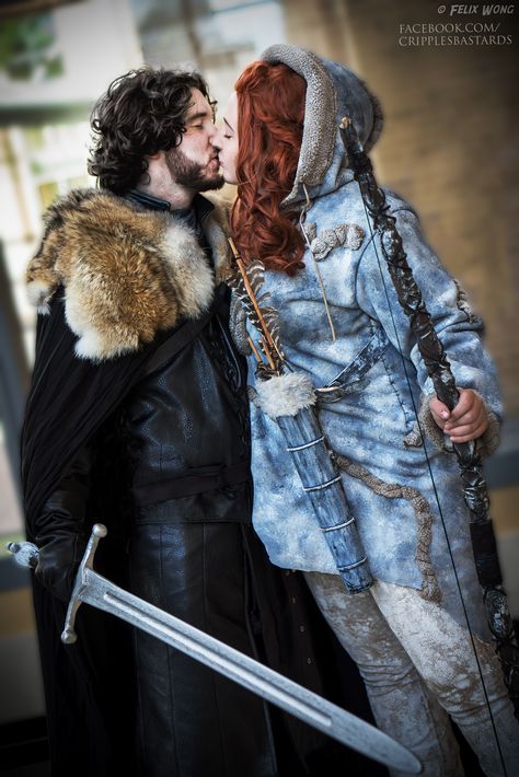 Jon Snow and Ygritte Game of Thrones Cosplays Ygritte And Jon Snow, Jon Snow And Ygritte, Halloween Costume Game, Funny Couple Costumes, Cute Couples Costumes, Cosplay Couple, Diy Couples Costumes, Halloween Parejas, Couples Cosplay