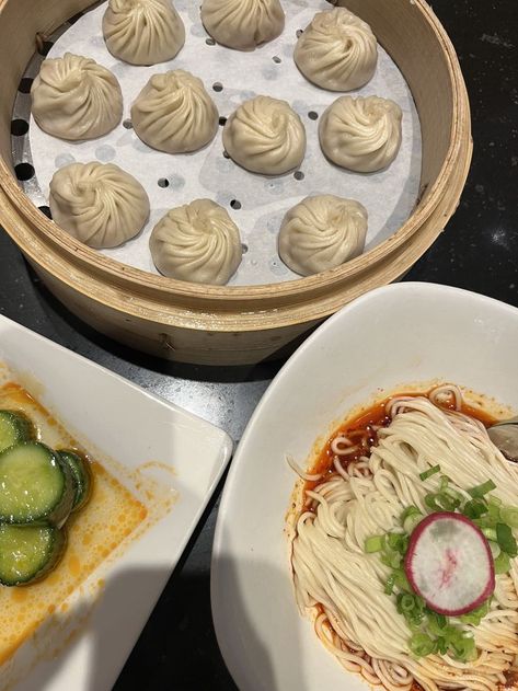 Din Tai Fung, Yummy Eats, Healthy Snacks Recipes, Beautiful Food, Pretty Food, Food Cravings, Cute Food, Dumplings, Bon Appetit