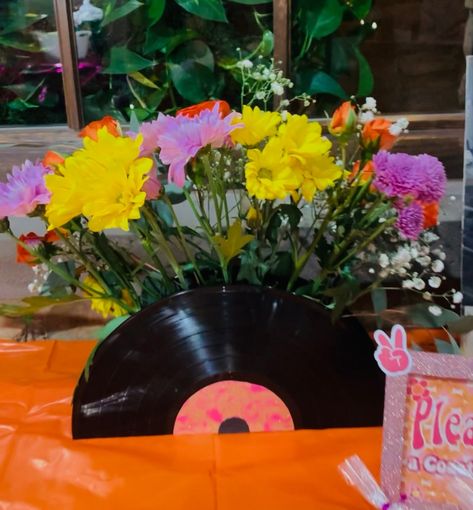 DIY Record Flower Vase 70s Table Centerpieces, 70s Party Theme Centerpieces, Diy Record Decor, 60s Centerpiece Ideas, Groovy Birthday Party Diy, Vinyl Record Centerpiece Ideas, Record Centerpieces Ideas, 70s Centerpiece Ideas, Record Centerpieces